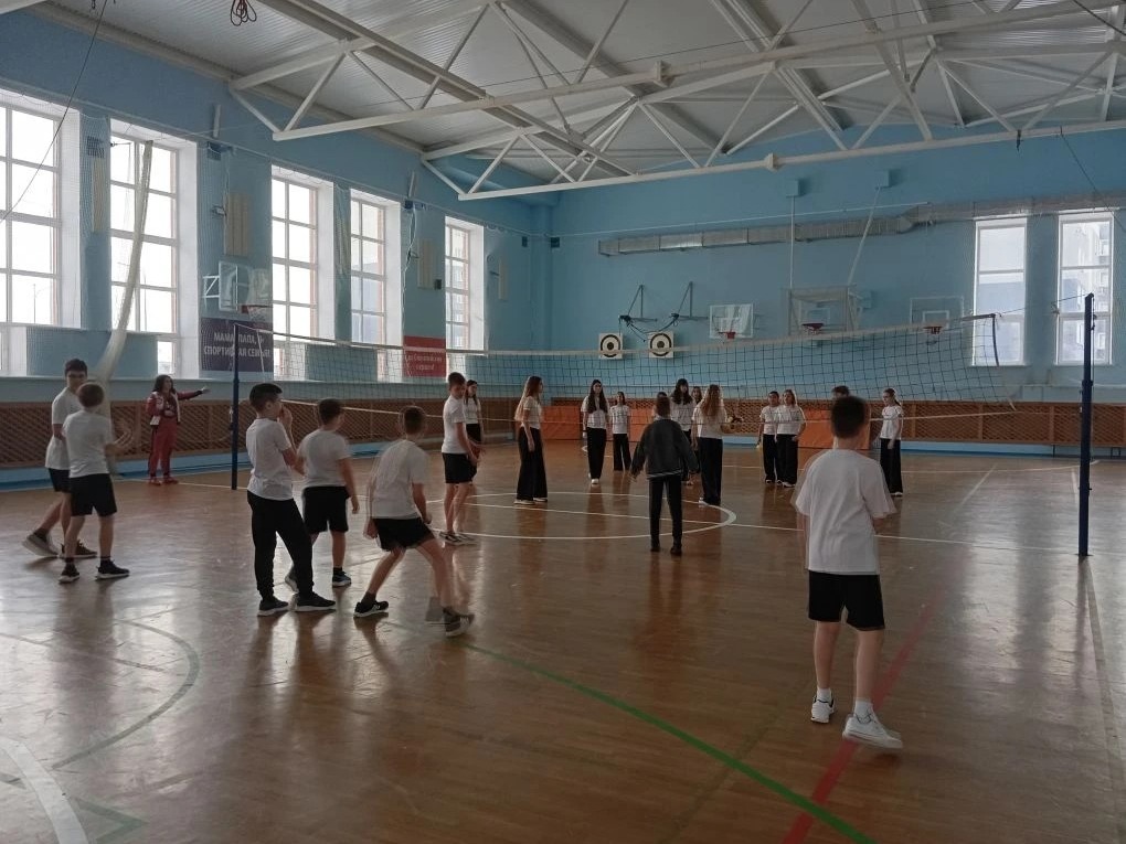В рамках предметной недели художественно-эстетических и спортивных дисциплин, наши спортсмены из ШСК&amp;quot;Алмаз&amp;quot; участвовали в игре:&amp;quot; Выше сетки&amp;quot;..